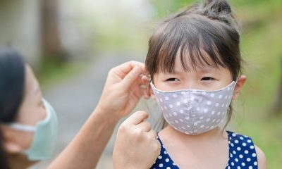 Foto de crianças asiática com máscara de tecido