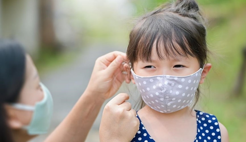 Foto de crianças asiática com máscara de tecido