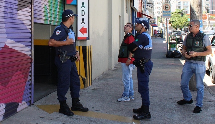 Agentes da guarda municipal e fiscalização do comércio nas ruas de Jundiaí