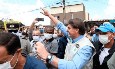 Bolsonaro cumprimenta apoiadores durante visita ao hospital goiano
