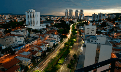 Foto aérea noturna de Jundiaí