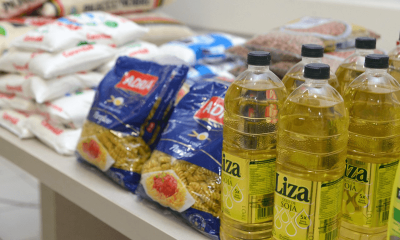 Embalagens de óleo, macarrão e açúcar, em cima de mesa do Fundo Social