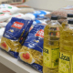 Embalagens de óleo, macarrão e açúcar, em cima de mesa do Fundo Social