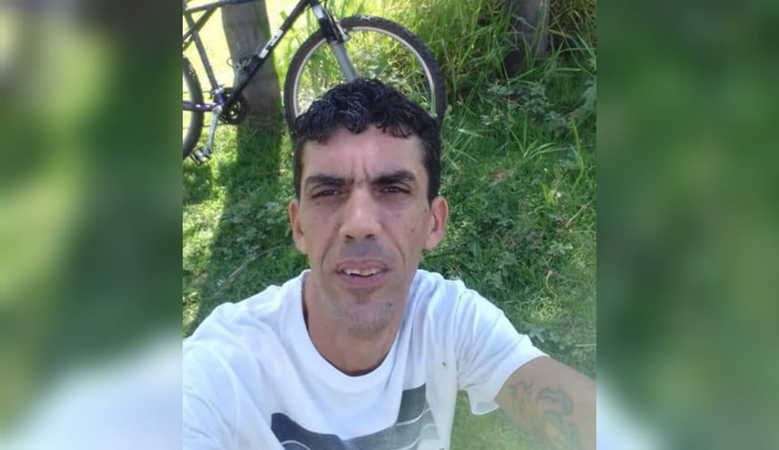 Foto de homem ao lado de bicicleta