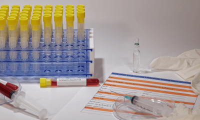 Tubos de amostras com sangue e outros itens para análise de testes