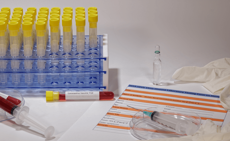 Tubos de amostras com sangue e outros itens para análise de testes