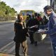 Foto de passageiros recebendo máscaras de proteção