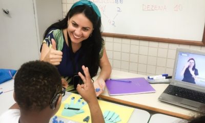 Doani com aluno em sala de aula