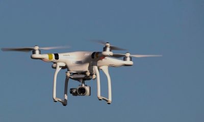 Foto de drone sobrevoando no céu