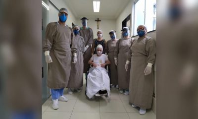 Foto de idosa com equipe de hospital