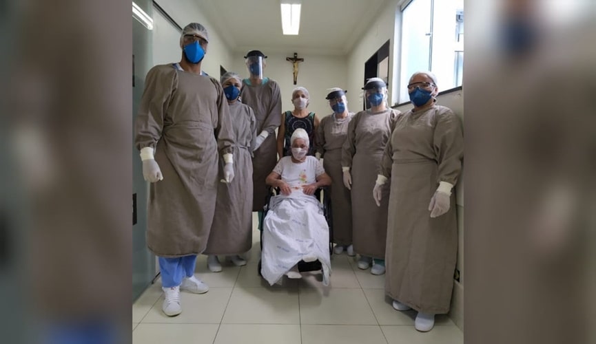 Foto de idosa com equipe de hospital