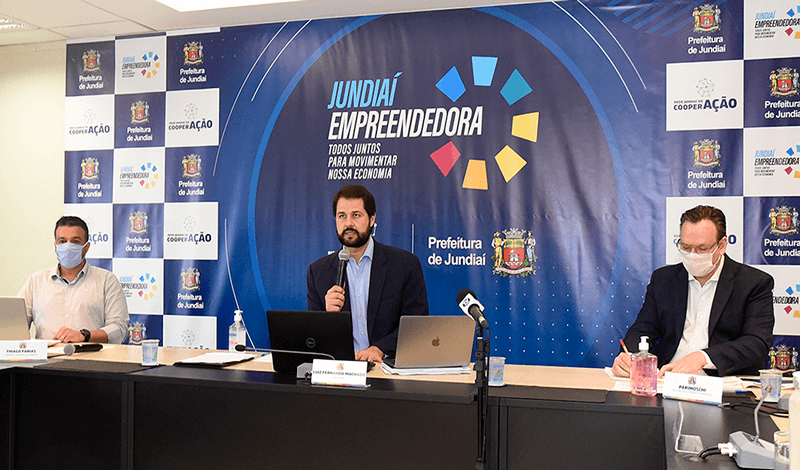 Luiz Fernando e autoridades no Paço Municipal