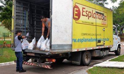 Foto de caminhão descarregando cestas básicas