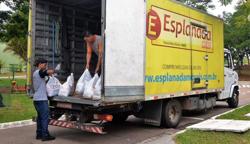 Foto de caminhão descarregando cestas básicas