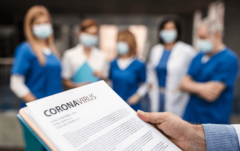 Médicos analisam ficha de coronavírus