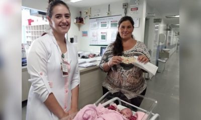 Mulher com bebê e máscara de proteção