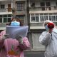 Os trabalhadores comunitários verificam as informações dos residentes no distrito de Jiangan, em Wuhan, província de Hubei, na China Central Wuhan, o epicentro do novo surto de coronavírus (Foto: Governo da China)