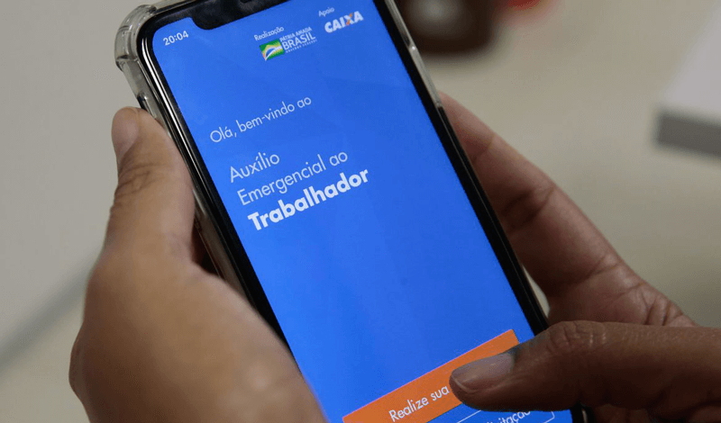 Cidadão abre aplicativo no celular ao auxílio emergencial ao trabalhador
