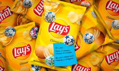 Embalagens de batata da Lay's com tazos