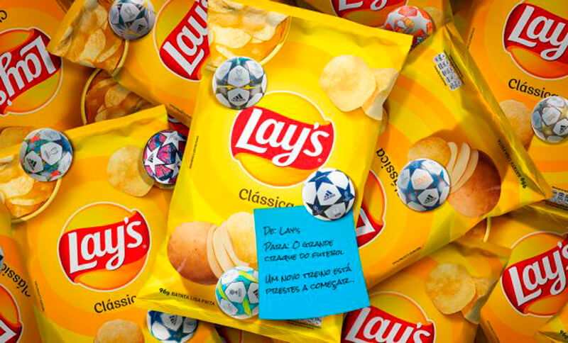 Embalagens de batata da Lay's com tazos