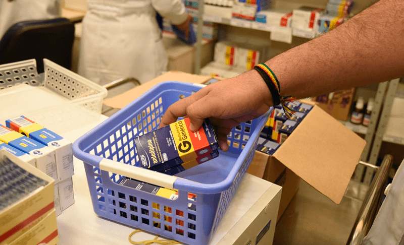 Cidadão coloca medicamentos em cesta