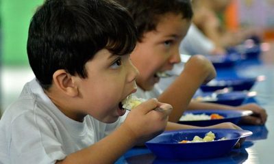Crianças comendo merenda escolar