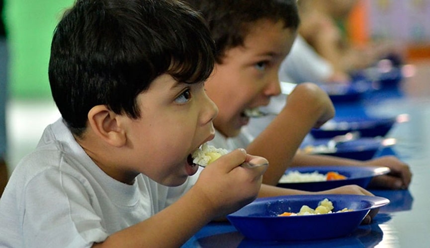Crianças comendo merenda escolar