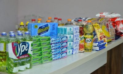 Foto de produtos de limpeza, higiene e alimentos