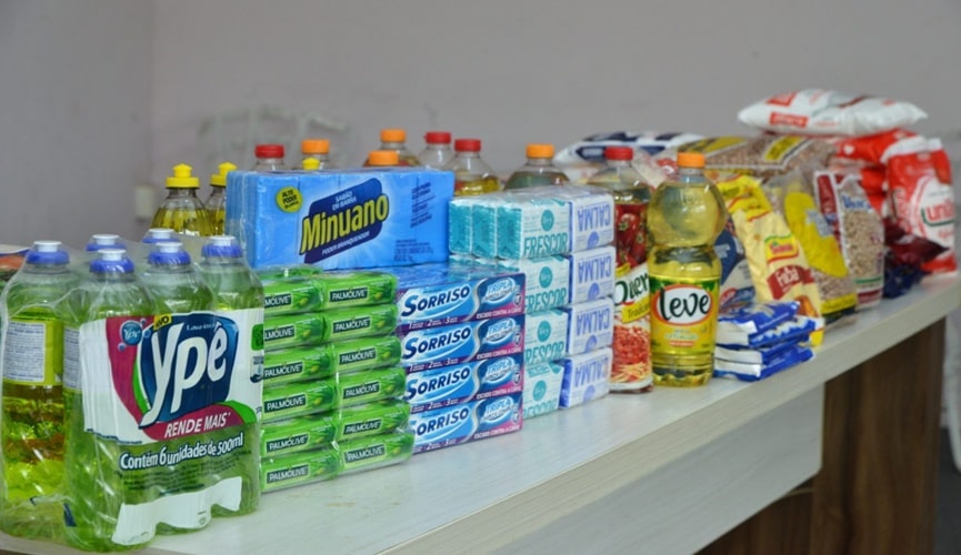 Foto de produtos de limpeza, higiene e alimentos