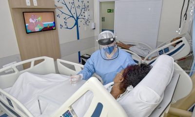 Foto de enfermeira em leito hospitalar