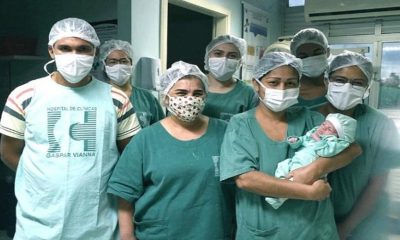 Foto de equipe médica com recém-nascido