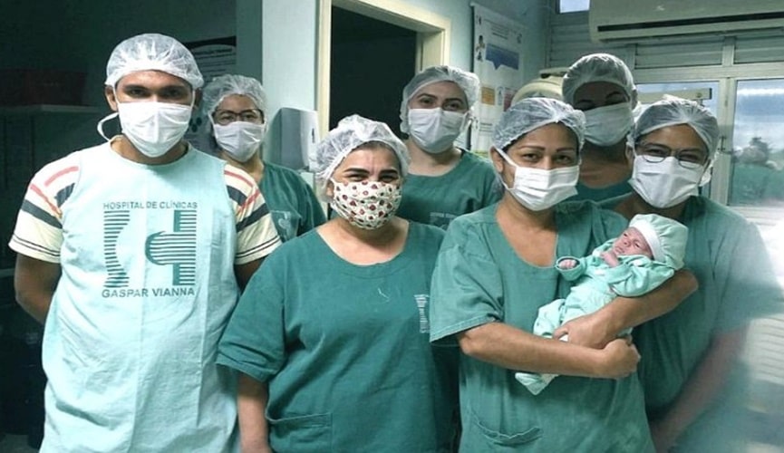 Foto de equipe médica com recém-nascido