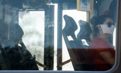 Foto de passageira de ônibus com máscaras