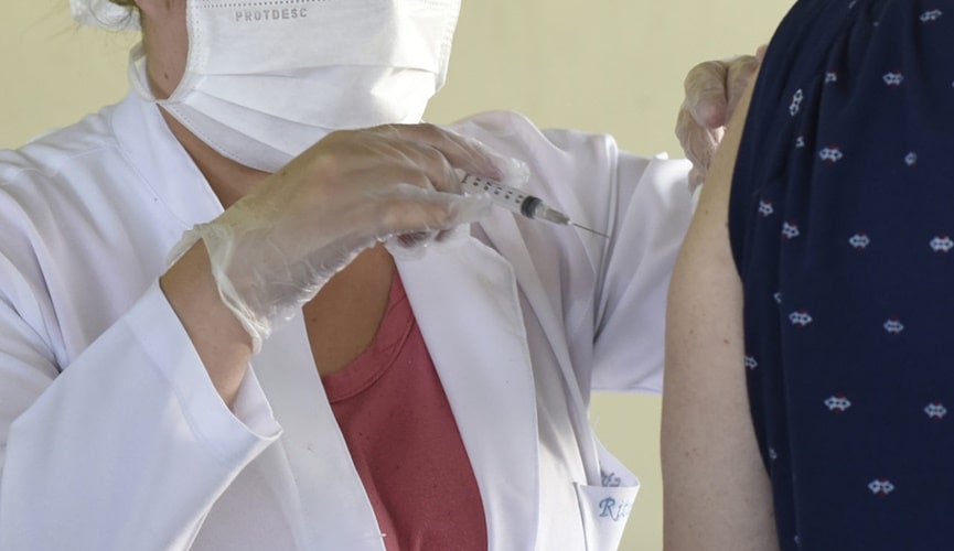 Enfermeira aplicando vacina