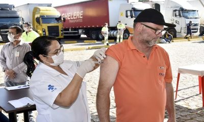 Caminhoneiro recebendo dose de vacina