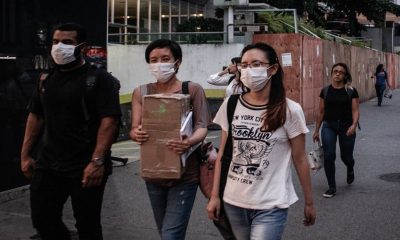Foto de pessoas circulando de máscaras nas ruas
