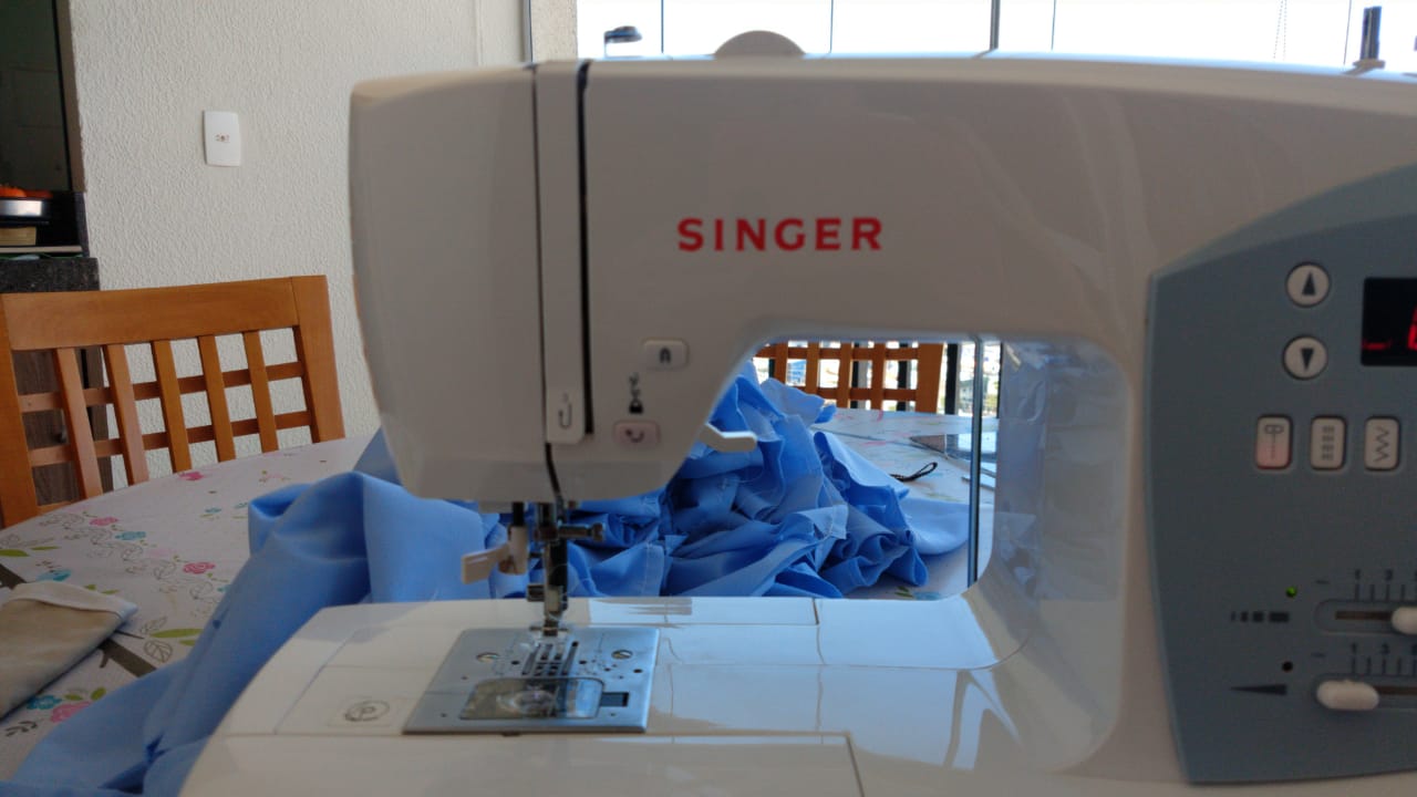 Foto de máquina de costura e tecidos azuis