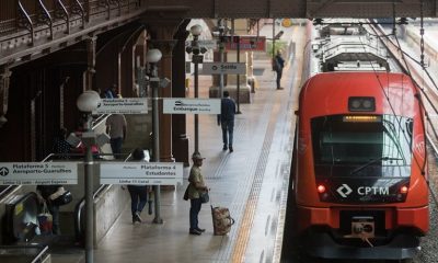 Foto de trem em estação