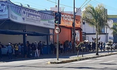 Foto de fila de pessoas em agência bancária