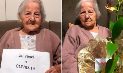 Foto de idosa com placa da vitória