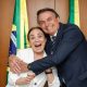 Foto de Regina Duarte abraçada com Jair Bolsonaro