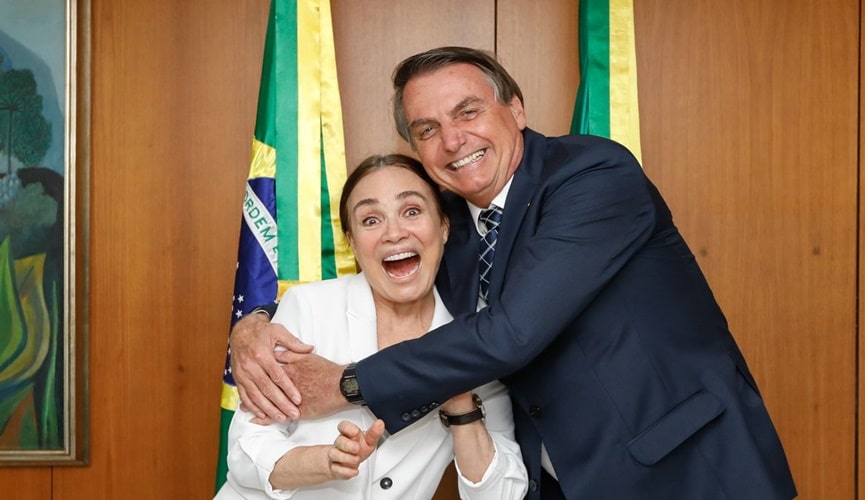 Foto de Regina Duarte abraçada com Jair Bolsonaro
