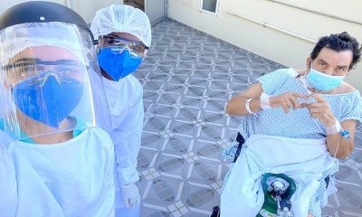 Foto de paciente e equipe médica durante banho de sol em hospital