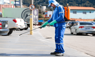 Funcionário faz desinfecção de ruas em Itupeva