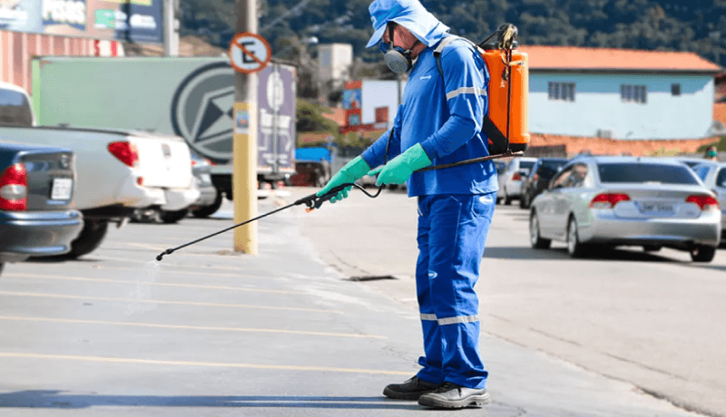 Funcionário faz desinfecção de ruas em Itupeva