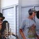João Ormond e Zé Geraldo gravando música com microfone de estúdio