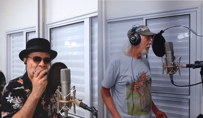 João Ormond e Zé Geraldo gravando música com microfone de estúdio