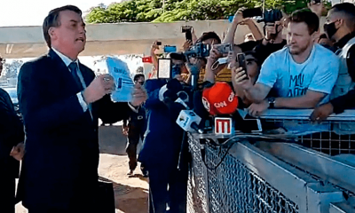 Bolsonaro fala a apoiadores e veículos da imprensa