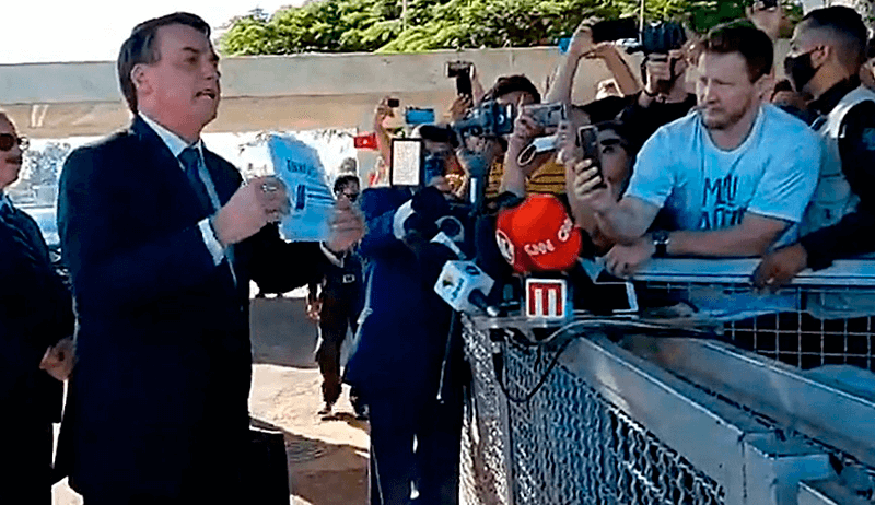 Bolsonaro fala a apoiadores e veículos da imprensa