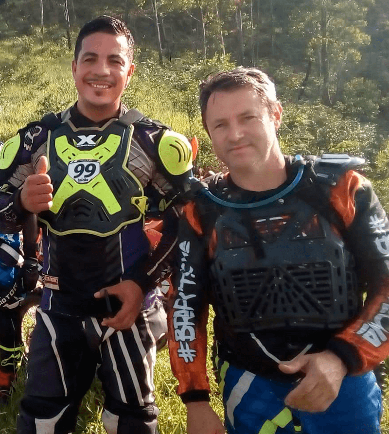 Claudir e o amigo, Luiz Carlos de Souza, vestidos para andar de moto de trilha